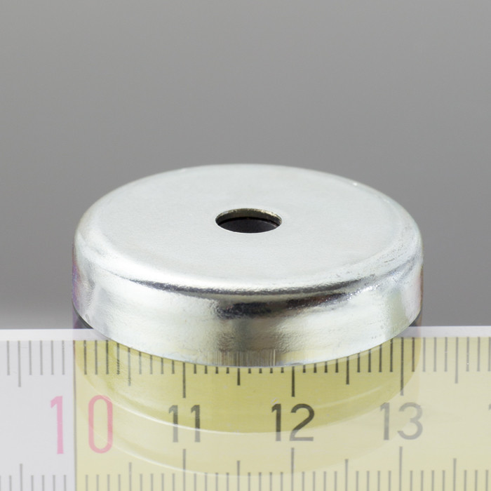 Soczewka magnetyczna śr.32 wysokość 7 mm z otworem na śruby z łbem stożkowym o śr. 5,5 – 27 g, 72 N