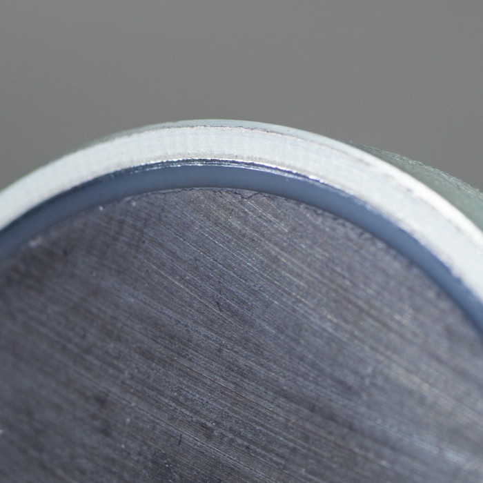 Soczewka magnetyczna śr.40 wysokość 8 mm z otworem na śruby z łbem stożkowym o śr. 5,5 mm