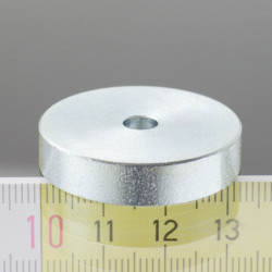 Soczewka magnetyczna śr.32 wysokość 7 mm z otworem na śruby z łbem stożkowym o śr. 5,4