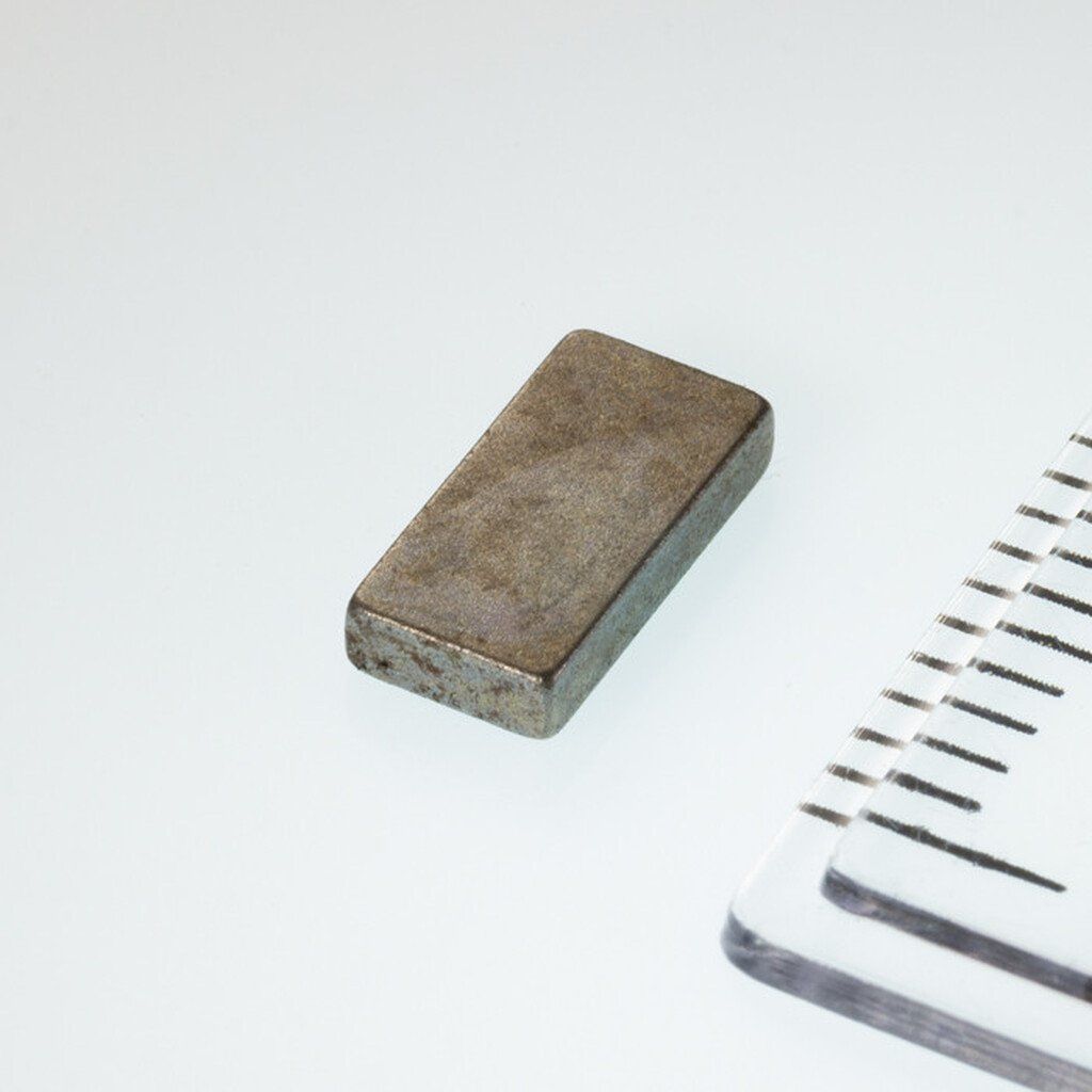 Magnes neodymowy prostopadłościan 8x4x1,6 mm do precyzyjniejszej pracy i testowania