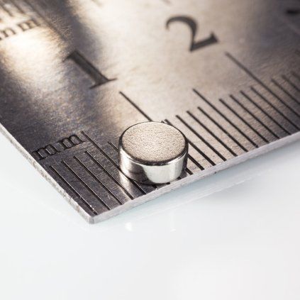 Mały niklowany magnes neodymowy walcowy o wymiarach 5 × 2 mm