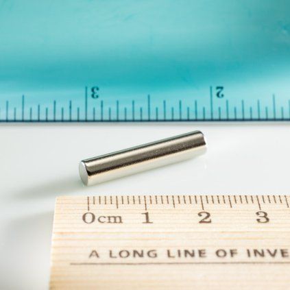 Niklowany neodymowy magnes prętowy o średnicy 5 mm i długości 25 mm