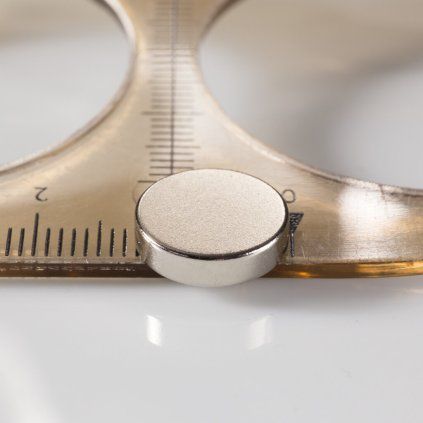 Niklowany magnes neodymowy walcowy o średnicy 12 mm i wysokości 3 mm