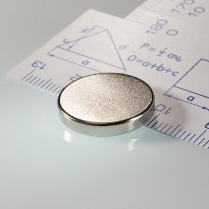 Niklowany magnes neodymowy walcowy o średnicy 18 mm i wysokości 3 mm