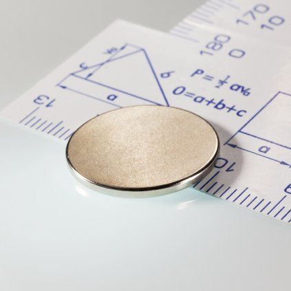 Płaski niklowany magnes neodymowy o średnicy 20 mm i wysokości 1,5 mm