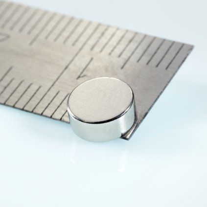 Diametralnie namagnesowany walec neodymowy o średnicy 6 mm i wysokości 2,5 mm