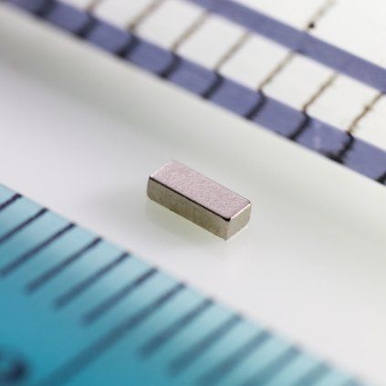 Miniaturowy niklowany magnes neodymowy blokowy o wymiarach 3 × 1,2 × 0,8 mm