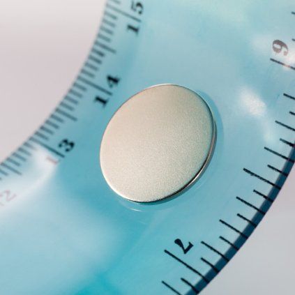 Cienki niklowany magnes neodymowy walcowy o średnicy 15 mm i wysokości 1 mm