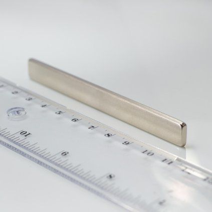 Długi niklowany magnes neodymowy prostopadłościenny o wymiarach 100 × 10 × 3 mm