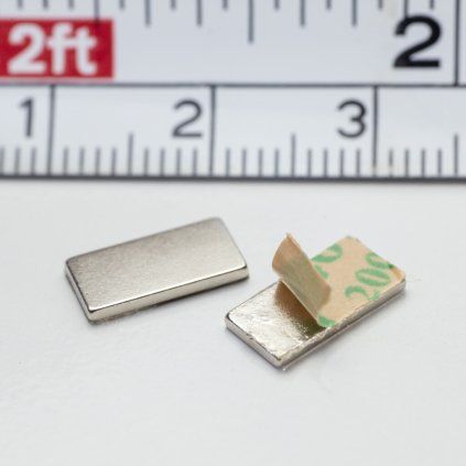 Zestaw dwóch samoprzylepnych magnesów neodymowych 10 × 5 × 1 mm o przeciwnej orientacji