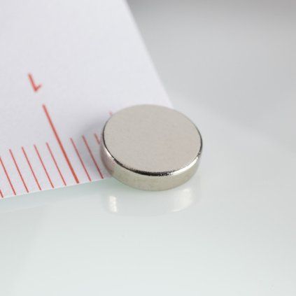 Niklowany magnes neodymowy walcowy o średnicy 8 mm i wysokości 2 mm