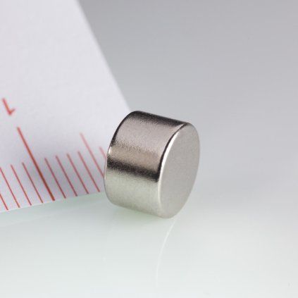 Niklowany magnes neodymowy o średnicy 8 mm i wysokości 5 mm w gatunku N45