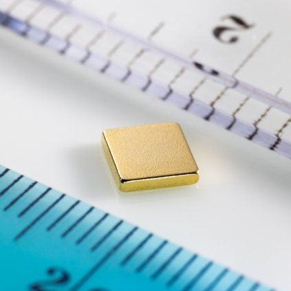 Pozłacany magnes neodymowy prostopadłościenny o wymiarach 5 × 5 × 1 mm