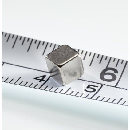 Niklowana neodymowa kostka magnetyczna o wymiarach 5 × 5 × 5 mm