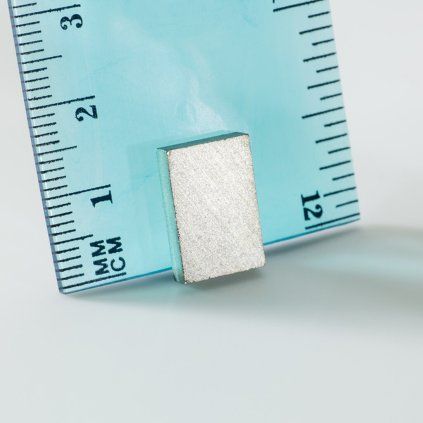 Trwały magnes samarowy w kształcie prostopadłościanu o wymiarach 15 × 10 × 3 mm